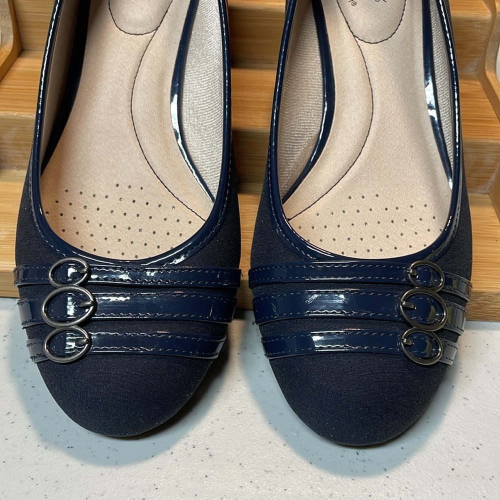 LifeStride Soft System 1 1/4” pump; navy blue material and patent leather.